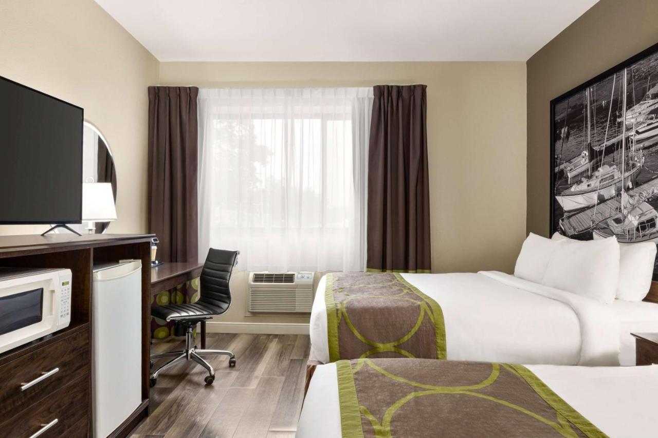 Super 8 By Wyndham Sarnia On Hotell Eksteriør bilde