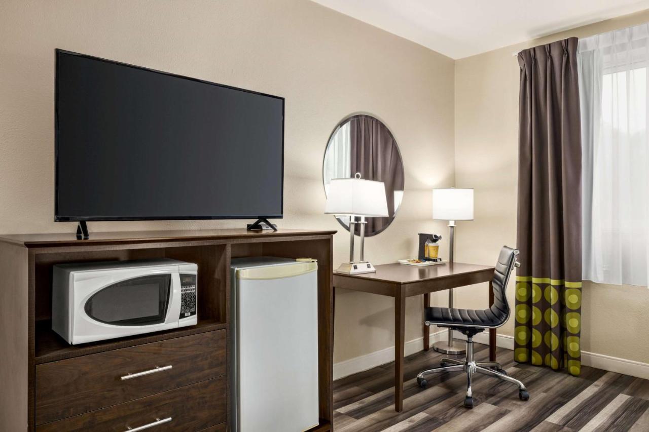 Super 8 By Wyndham Sarnia On Hotell Eksteriør bilde