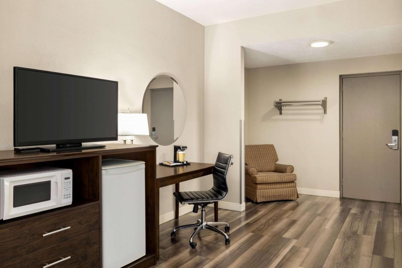 Super 8 By Wyndham Sarnia On Hotell Eksteriør bilde